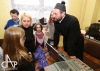 Farář potěšil seniory rumem, pak hrál premiéru s Kulltem Sklla
