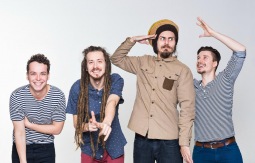 Snoubení balkánských beatů s reggae. Malalata a Medial Banana zahrají společně