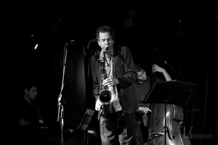 Saxofonista Ian Ritchie zahrál v budějovickém Café klubu Slavie. Užíval si to