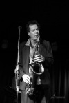 Saxofonista Ian Ritchie zahrál v budějovickém Café klubu Slavie. Užíval si to