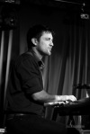 Saxofonista Ian Ritchie zahrál v budějovickém Café klubu Slavie. Užíval si to