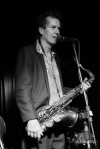 Saxofonista Ian Ritchie zahrál v budějovickém Café klubu Slavie. Užíval si to