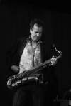 Saxofonista Ian Ritchie zahrál v budějovickém Café klubu Slavie. Užíval si to