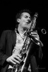 Saxofonista Ian Ritchie zahrál v budějovickém Café klubu Slavie. Užíval si to