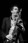 Saxofonista Ian Ritchie zahrál v budějovickém Café klubu Slavie. Užíval si to