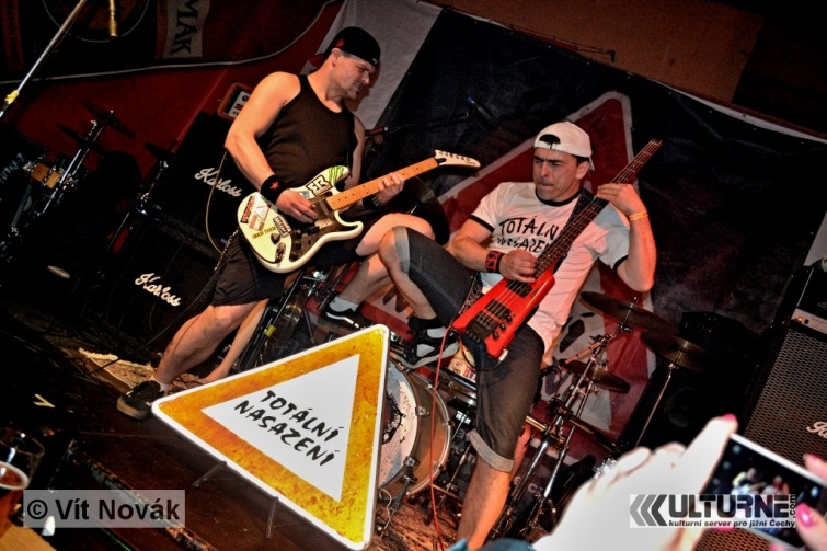 Totálně ukradenÝ tour zavítalo do Jindřichova Hradce