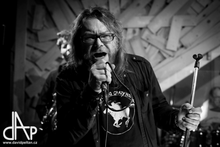 Hudba Praha Band zahrála ověřené hity a roztančila celý Recykle music bar