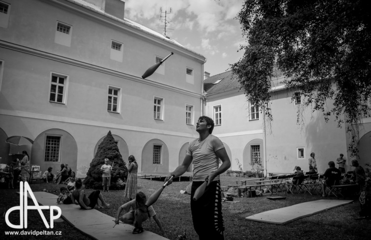 Festiválek Divadlo v zahradě měl svou premiéru. Úspěšně ho zakončovala Kapota