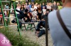 Komedianty v ulicích viděly stovky lidí. Pila se piva na ex i se tančilo na balkán