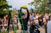 Komedianty v ulicích viděly stovky lidí. Pila se piva na ex i se tančilo na balkán