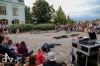 Komedianty v ulicích viděly stovky lidí. Pila se piva na ex i se tančilo na balkán