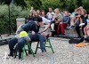 Komedianty v ulicích viděly stovky lidí. Pila se piva na ex i se tančilo na balkán