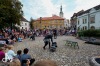 Komedianty v ulicích viděly stovky lidí. Pila se piva na ex i se tančilo na balkán
