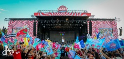 Tak končil den jedna na Szigetu. Při koncertu Manu Chao vtrhl na pódium tyranosaurus