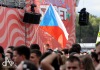 Tak končil den jedna na Szigetu. Při koncertu Manu Chao vtrhl na pódium tyranosaurus