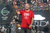 Tak končil den jedna na Szigetu. Při koncertu Manu Chao vtrhl na pódium tyranosaurus
