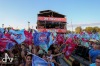 Tak končil den jedna na Szigetu. Při koncertu Manu Chao vtrhl na pódium tyranosaurus