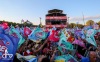 Tak končil den jedna na Szigetu. Při koncertu Manu Chao vtrhl na pódium tyranosaurus