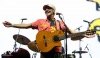 Tak končil den jedna na Szigetu. Při koncertu Manu Chao vtrhl na pódium tyranosaurus
