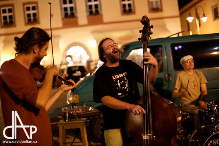 ZVA 12-28 band Hrubou múku nevynechali