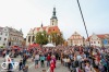 Kamil Střihavka a další roztančili náměstí. Na hendikepované se vybralo skoro sto tisíc 