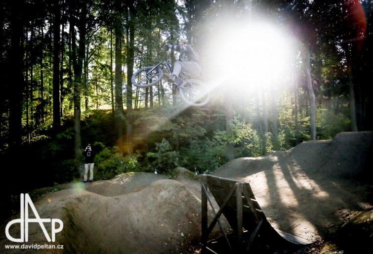 Bikepark postavili nadšenci na skládce, nyní ho prověřily závody. Létalo se o sto šest