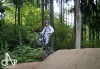 Bikepark postavili nadšenci na skládce, nyní ho prověřily závody. Létalo se o sto šest