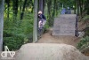 Bikepark postavili nadšenci na skládce, nyní ho prověřily závody. Létalo se o sto šest
