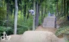 Bikepark postavili nadšenci na skládce, nyní ho prověřily závody. Létalo se o sto šest