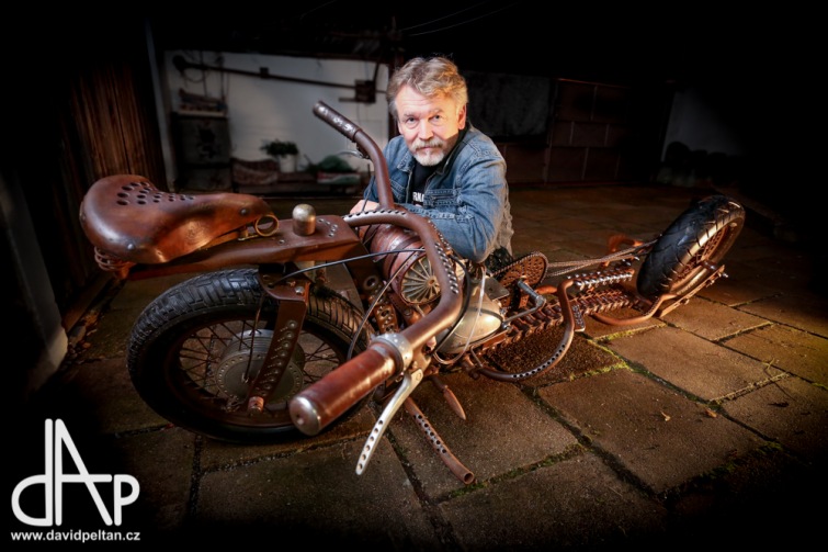 Bechyňský rodák uspěl ve světě s motocyklem. Je to šílený stroj na LSD, komentoval ředitel