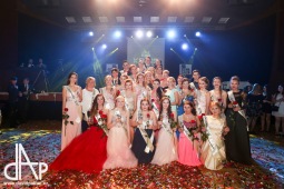 Na plese 4.L z Obchodní akademie Tábor se slavil maturitní stav i narozeniny