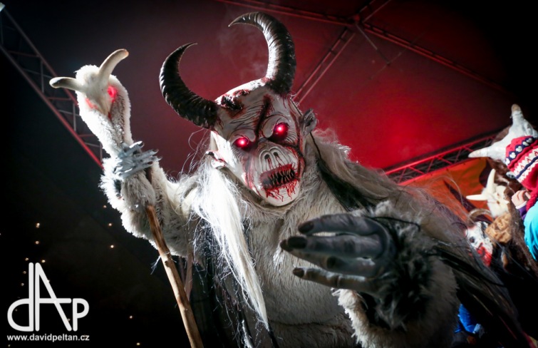 Mezi táborské čerty vtrhli Krampusové. Mikuláš však dětem naděloval