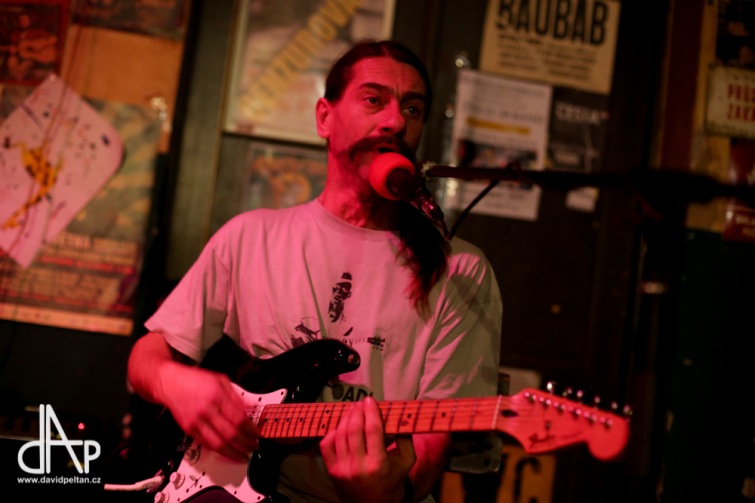 Koledy, chlast a rokenrol. Nebo dřevité blues U Lva