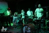 Pěšáci rokenrolu pařili s dětmi na pódiu. Plný klub si s Tata Bojs zapíval