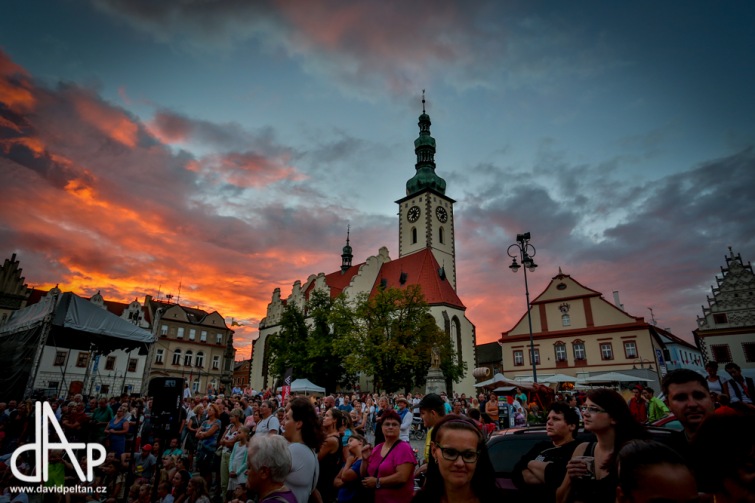 Komedianti v ulicích dobře bavili