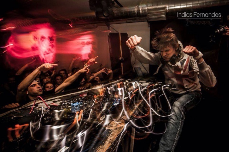 Je čas na drsnou drum&bassovou terapii. Na Therapy Session zahraje i Forbidden Society