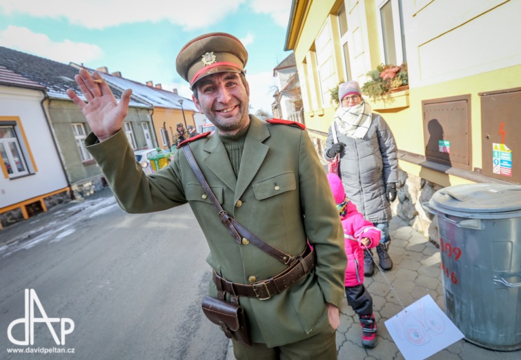 Mráz masky z ulic nevyhnal
