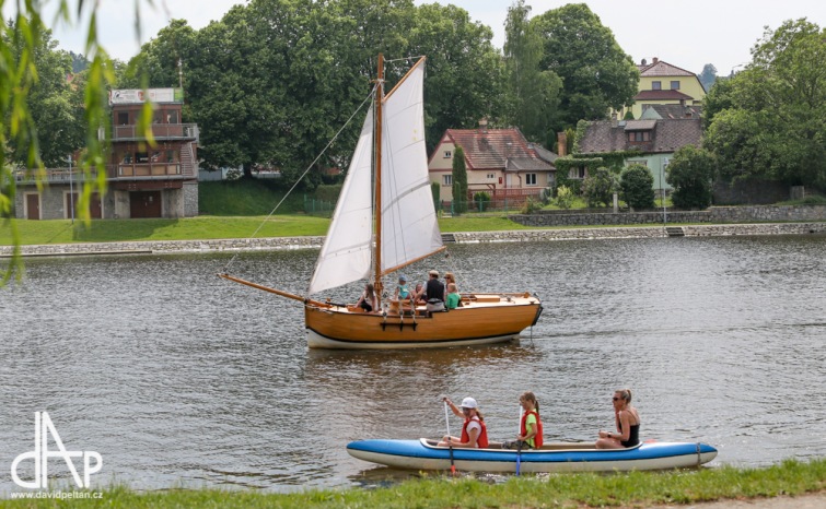 Festival Vltava Open otevřel plavební a turistickou sezonu hudbou, divadlem i deštěm