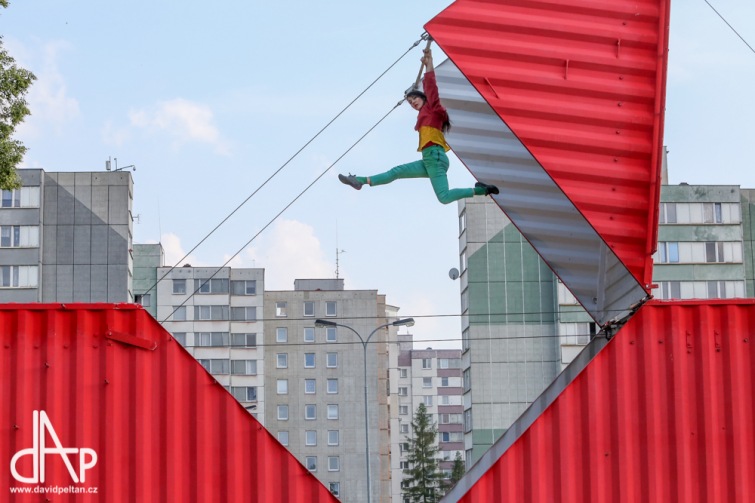 Performerka Satchie Noro tančila na kontejneru. Tanec Praha na jihu Čech pokračuje