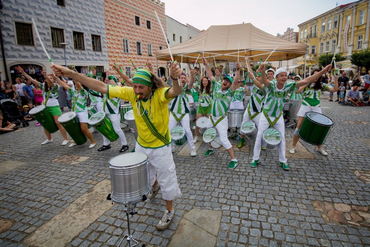 Třicet bubeníků předvede brazilskou show na slavonickém náměstí