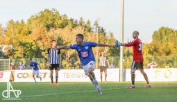 Jihočeské derby se neobešlo bez dýmu a ledové sprchy. Hrálo se i pro Adama