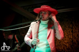 V budějovické Fabrice zahráli Bert & Friends. Publikum nepřišlo o sólo na rybu