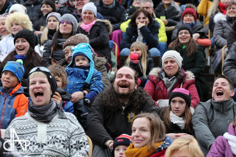 Krumlovští ochotníci ProRadost sehráli Anděla Páně na točně. Publikum se zalykalo smíchy