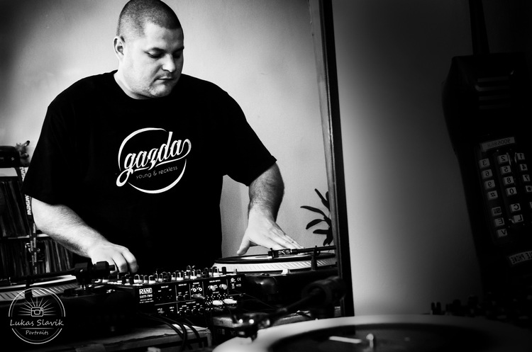 Dj Flux opět vystoupí na jihu Čech. Pouštěči tančí na stole, ale umění v tom není, říká