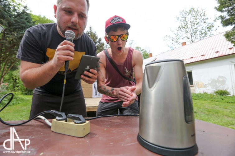 DIY fest nabídne na Čarodějnice hudbu, čtení i divadlo. O prvním máji se pak utkají konvice