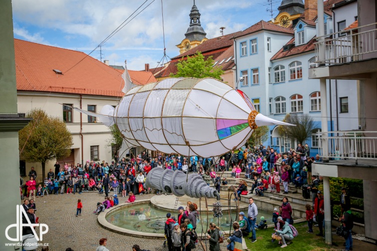 Před Sladovnou přistáli mimozemšťané. Zahájili městský festival Pískoviště