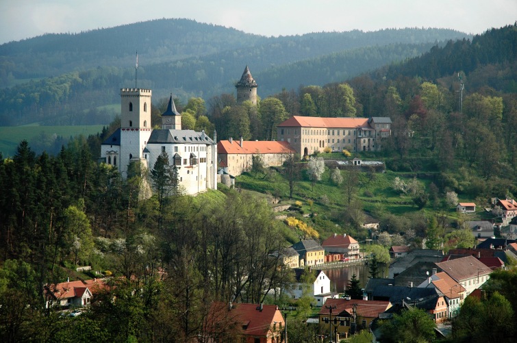 Na Rožmberku pokračují večery S hostem na Rožmberku. Přijede Macík, Szántó i Strach