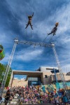 Divadlo, akrobacie i dílny pro děti. Začíná festival pouličního divadla Za dveřmi