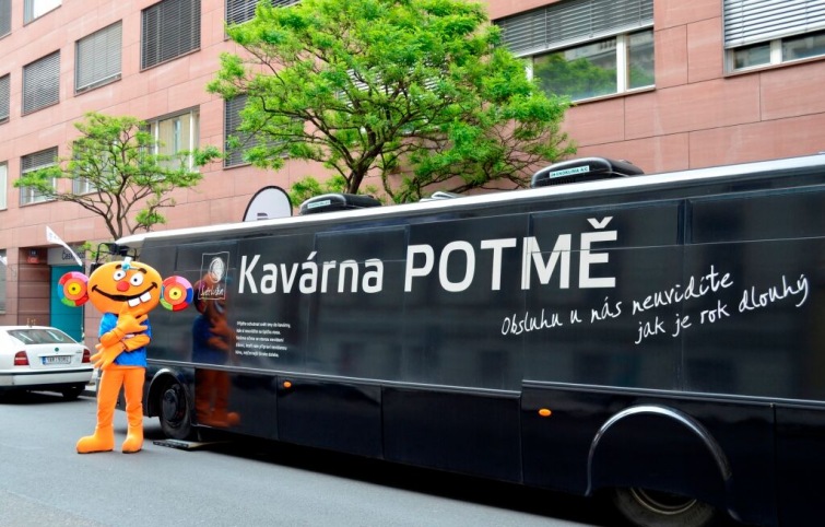 Autobusová kavárna Potmě míří na borůvkobraní do Borovan. Naposledy