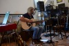 Charismatický písničkář, pětinásobná lepá matka, mysteriózní projekce. Tak může vypadat benefiční koncert
